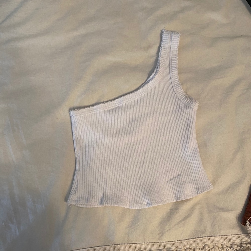 URBAN OUTFITTERS ONE SHOULDER WHITE TOP